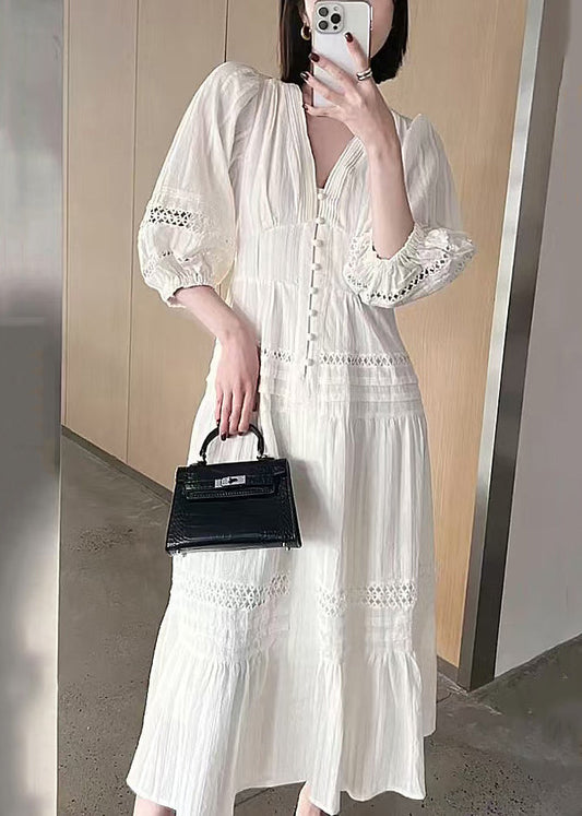 Kleid aus französischer Baumwolle mit hohlen Ärmeln und V-Ausschnitt, Armbandausschnitt, Weiß
