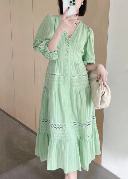 Robe en coton français à manches creuses et col en V blanc