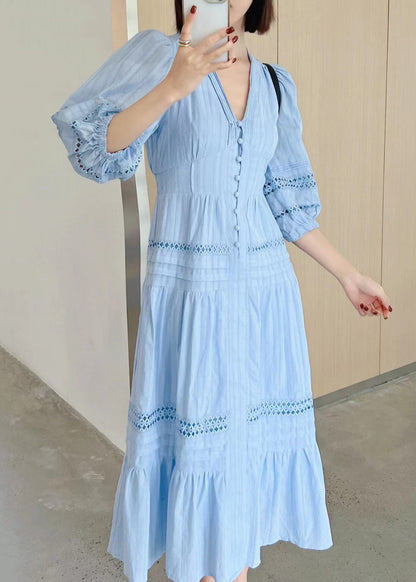 Robe en coton français à manches creuses et col en V blanc