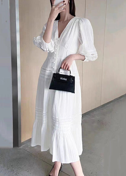 Robe en coton français à manches creuses et col en V blanc