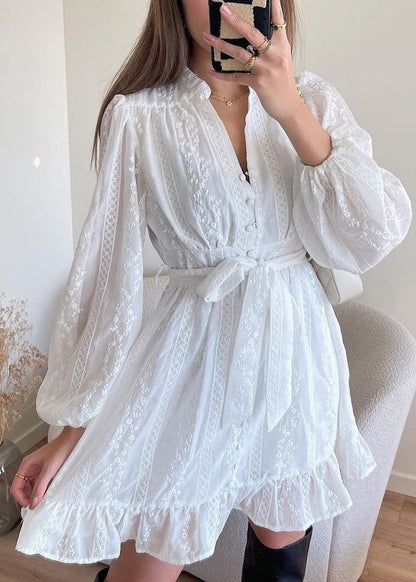 Robe en coton blanche française à col en V et à volants avec ceinture nouée Automne QR008