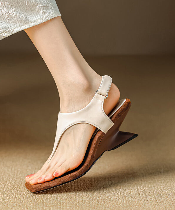 Flip-Flops aus schwarzem Rindsleder mit Keilabsatz, handgefertigt