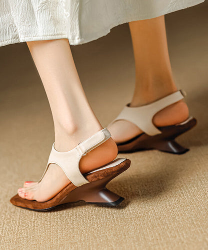 Flip-Flops aus schwarzem Rindsleder mit Keilabsatz, handgefertigt