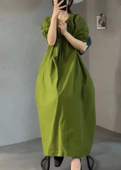 Robe longue en coton froissé vert italien à col rond pour l'été EE1013