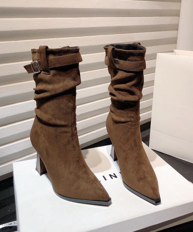 Khakifarbene Stiefel aus faltigem Wildleder mit dicker Sohle und spitzer Zehenpartie TE008
