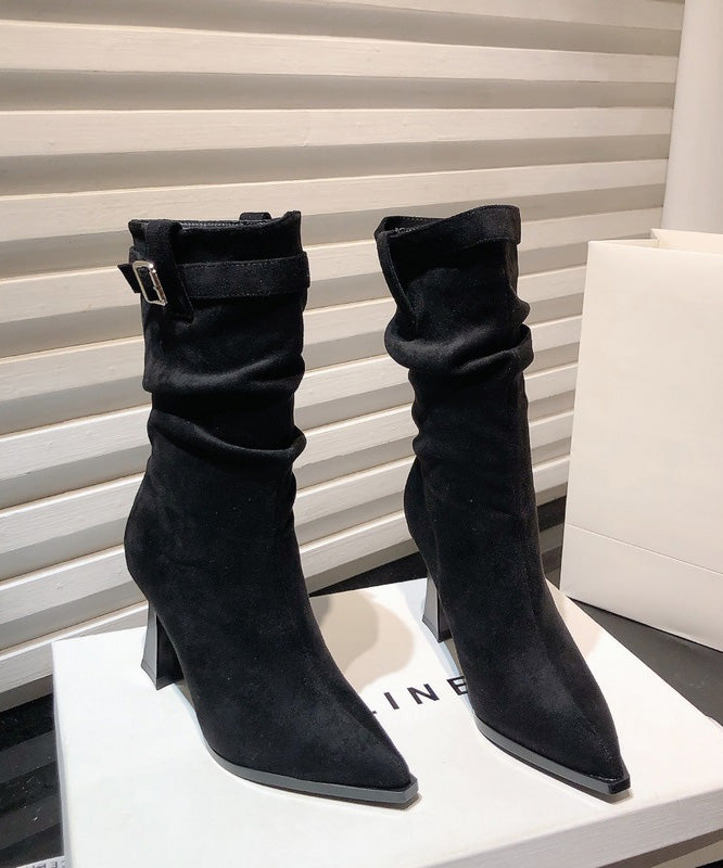 Khakifarbene Stiefel aus faltigem Wildleder mit dicker Sohle und spitzer Zehenpartie TE008
