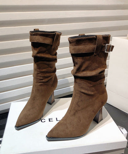 Khakifarbene Stiefel aus faltigem Wildleder mit dicker Sohle und spitzer Zehenpartie TE008