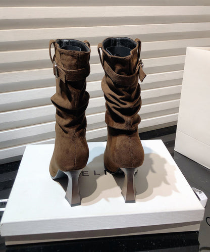Khakifarbene Stiefel aus faltigem Wildleder mit dicker Sohle und spitzer Zehenpartie TE008