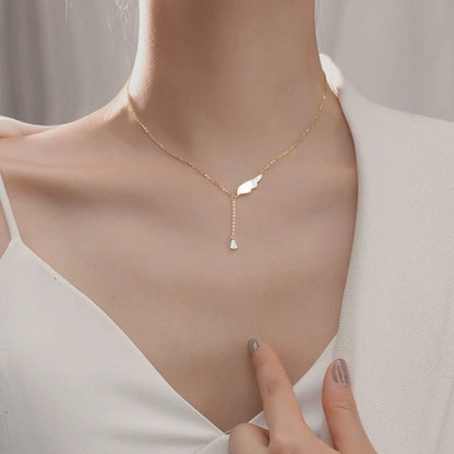 Collier avec pendentif en forme d'aile