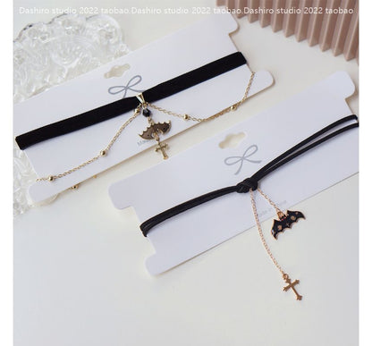 Pendant Velvet Choker Cross Bat