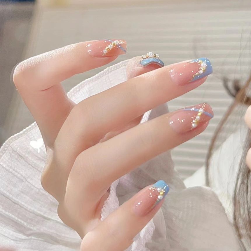 Künstliche Nagelspitzen mit Kunstperlen