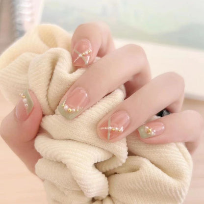 Künstliche Nagelspitzen mit Kunstperlen