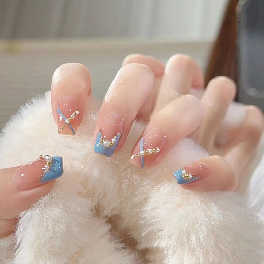 Künstliche Nagelspitzen mit Kunstperlen