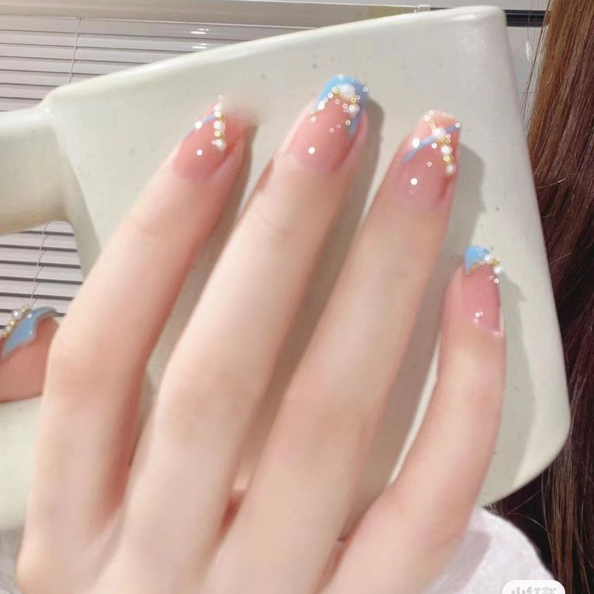 Künstliche Nagelspitzen mit Kunstperlen