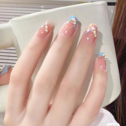 Künstliche Nagelspitzen mit Kunstperlen