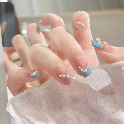 Künstliche Nagelspitzen mit Kunstperlen