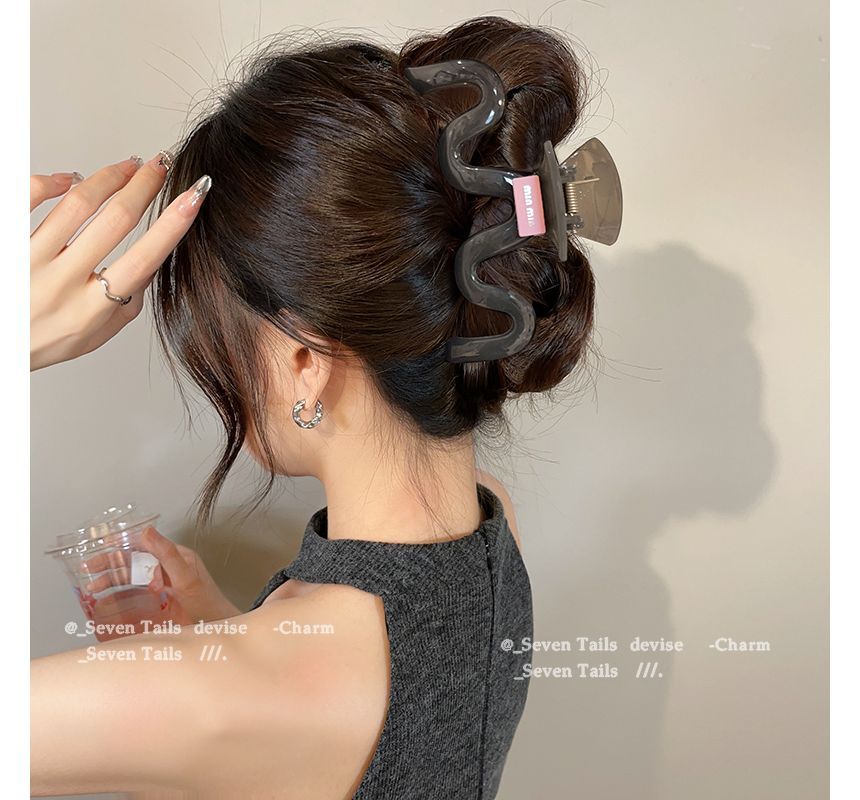 Wavy Claw Acrylic Hair