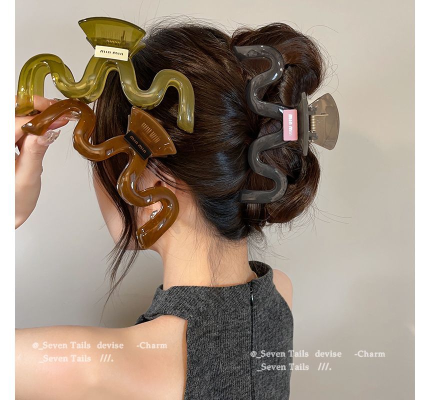 Wavy Claw Acrylic Hair