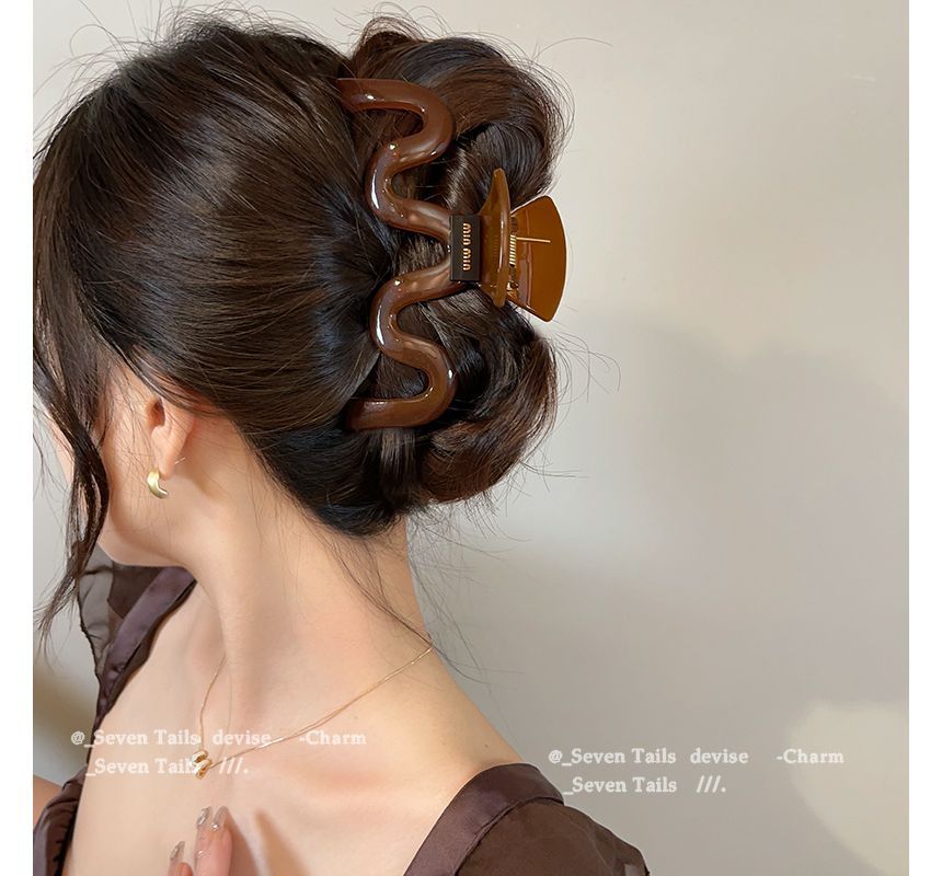 Wavy Claw Acrylic Hair