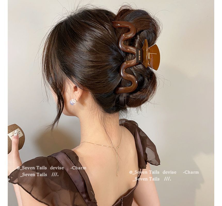 Wavy Claw Acrylic Hair
