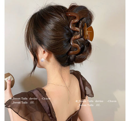 Wavy Claw Acrylic Hair