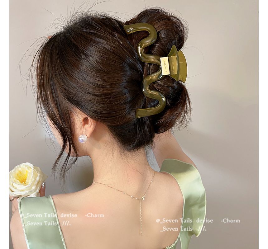 Wavy Claw Acrylic Hair