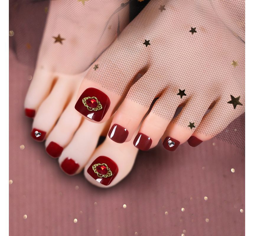 Zehennagelspitzen mit Strasssteinen