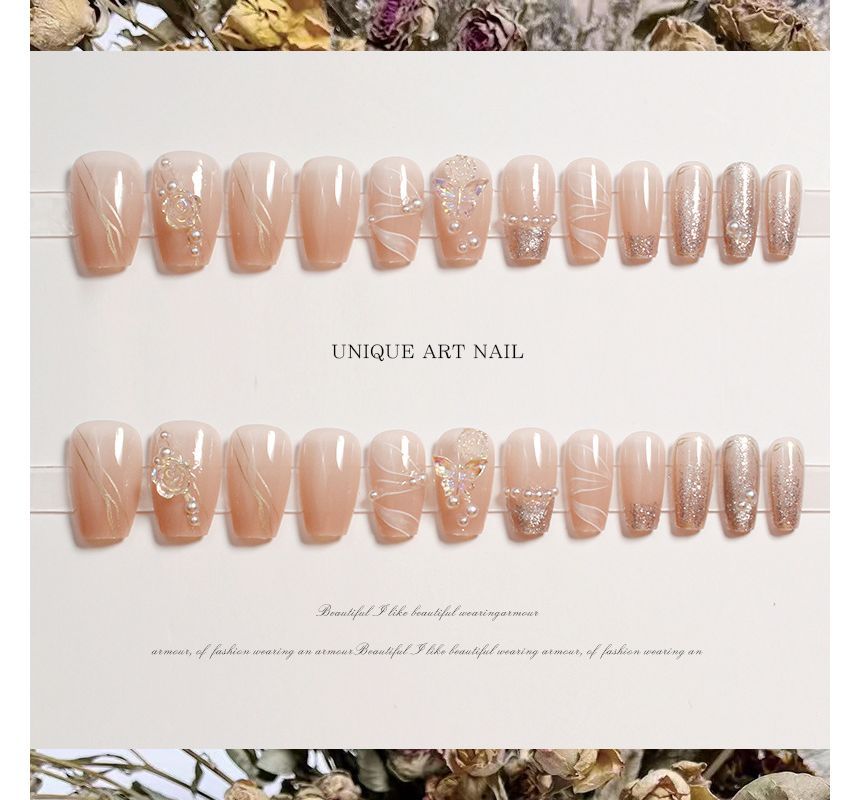 Künstliche Nagelspitzen mit floralen Kunstperlen