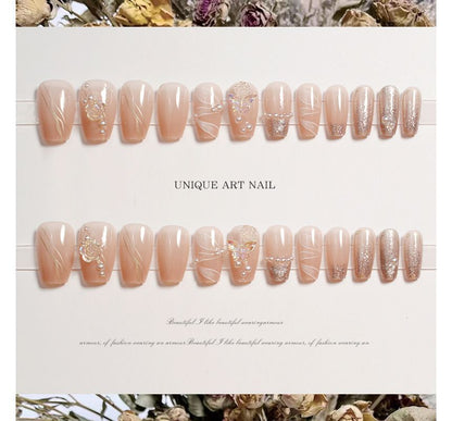 Künstliche Nagelspitzen mit floralen Kunstperlen