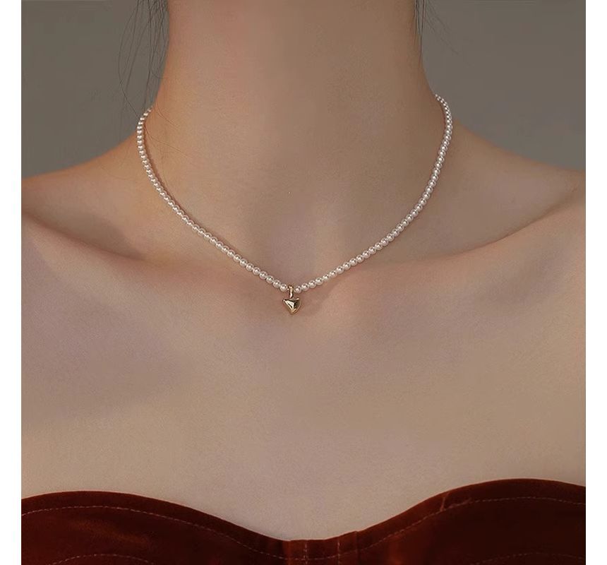 Heart Pendant Faux Pearl Choker