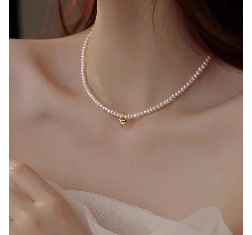 Heart Pendant Faux Pearl Choker