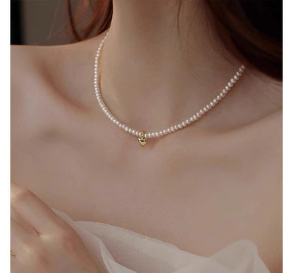Heart Pendant Faux Pearl Choker