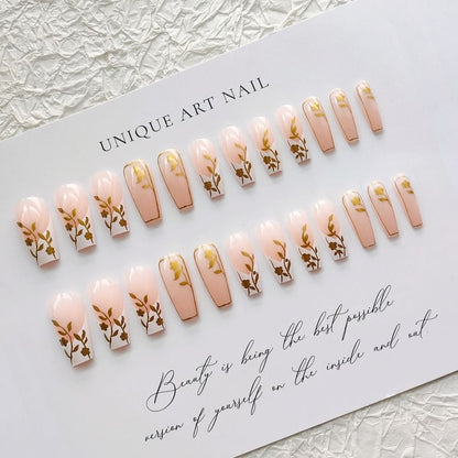 Floraler Metallic-Press-On-Nagel