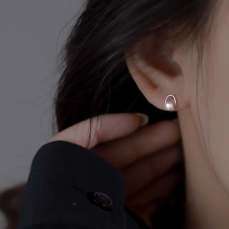 Pearl Faux Stud Ear