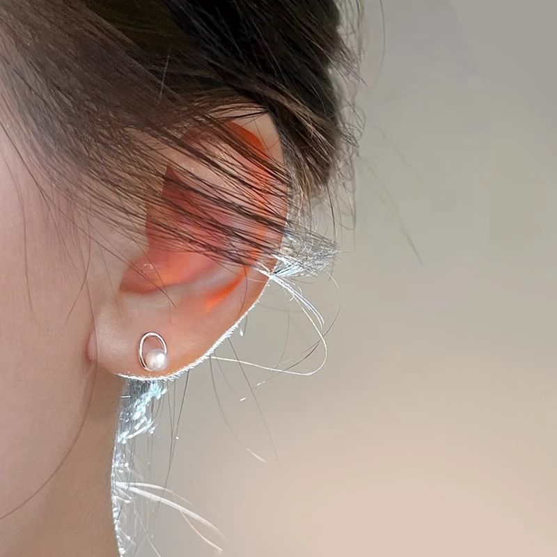 Pearl Faux Stud Ear