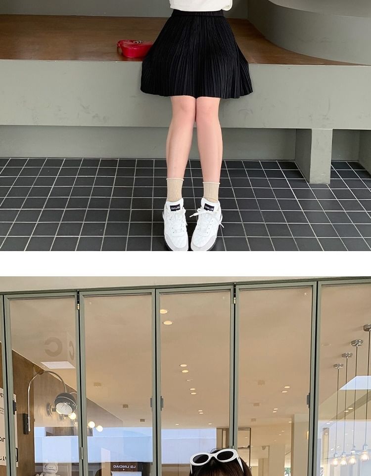 Mid Rise Plain Mini Pleated Skirt