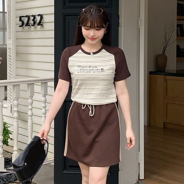 Short-Sleeve Round Neck Striped T-Shirt / High Waist Plain Mini A-Line Skirt