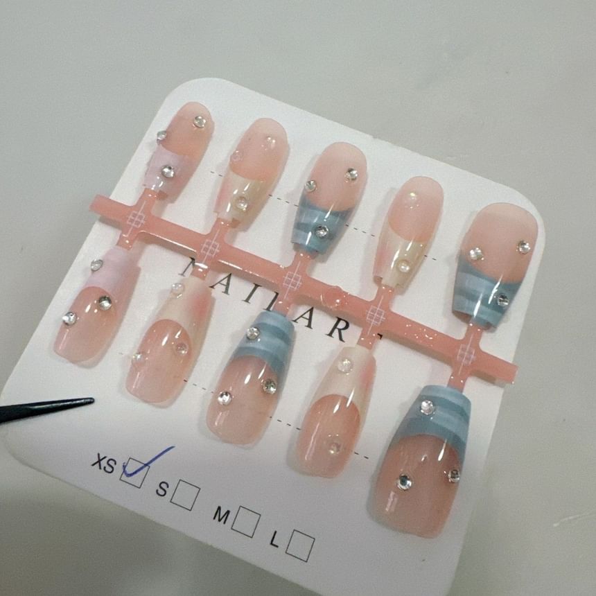 Faux ongles rayés à coller avec des perles artificielles