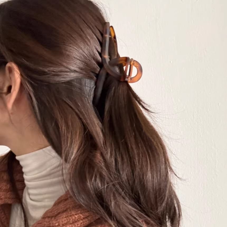 Amber Claw Hair