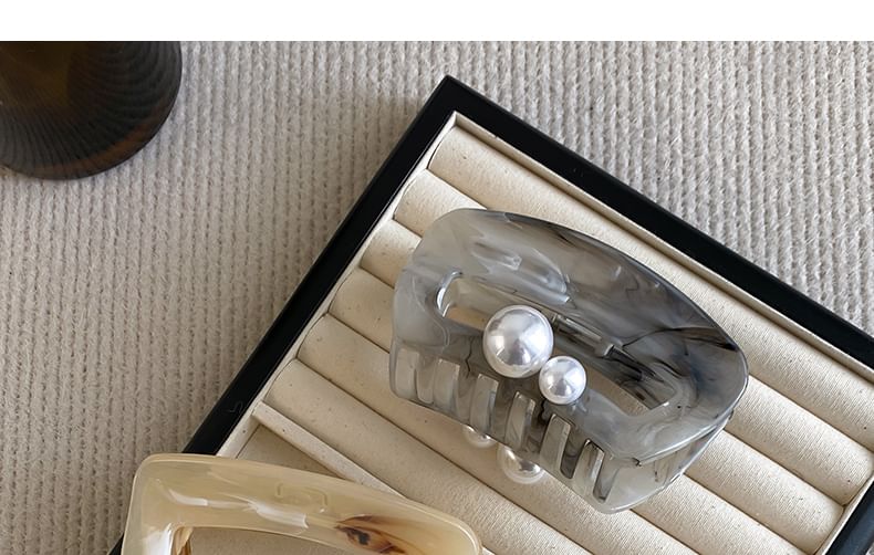 Acrylic Faux Claw Pearl Hair