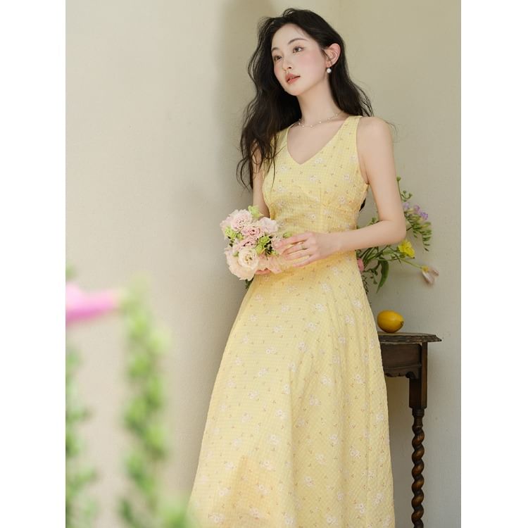 Sleeveless V-Neck Maxi A-Line Dress / Plain Cardigan / Set