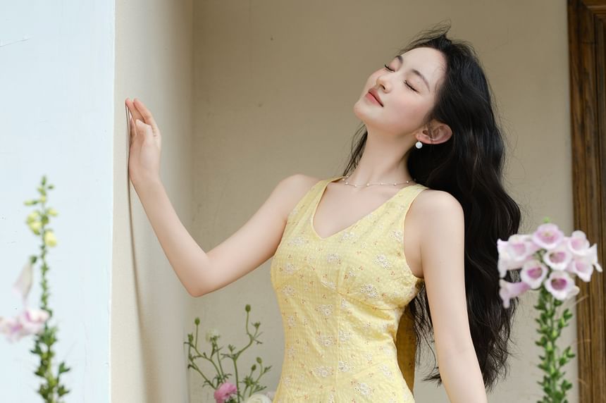 Sleeveless V-Neck Maxi A-Line Dress / Plain Cardigan / Set