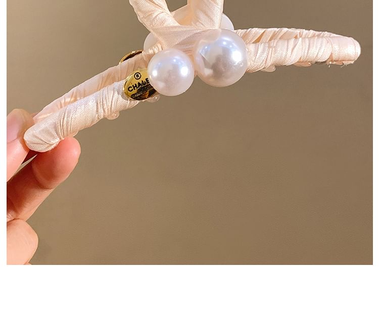 Faux Hair Claw Pearl