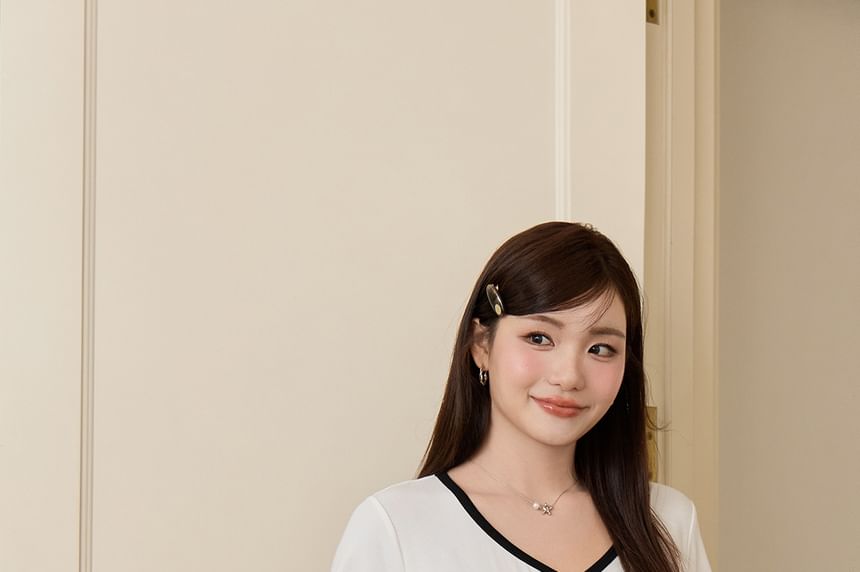 Short Sleeve V-Neck Contrast Trim T-Shirt