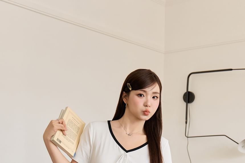 Short Sleeve V-Neck Contrast Trim T-Shirt
