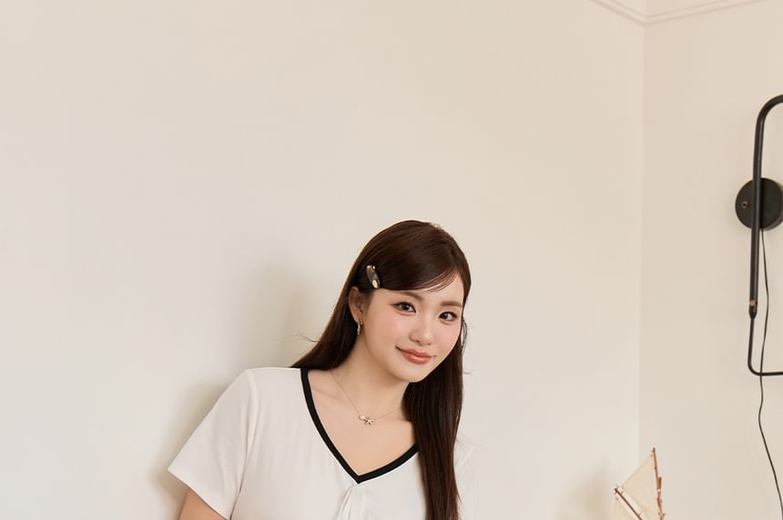 Short Sleeve V-Neck Contrast Trim T-Shirt