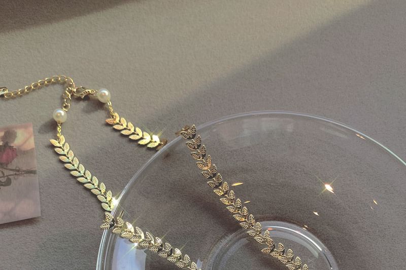 Faux Leaf Pearl Choker