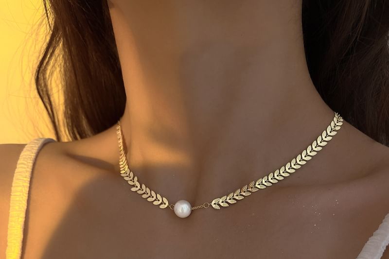 Faux Leaf Pearl Choker