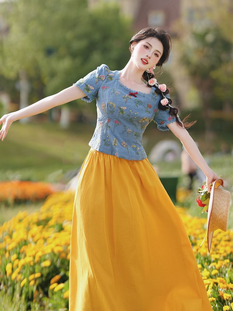 Short-Sleeve Square-Neck Floral Print Blouse / High Waist Plain Midi A-Line Skirt / Set