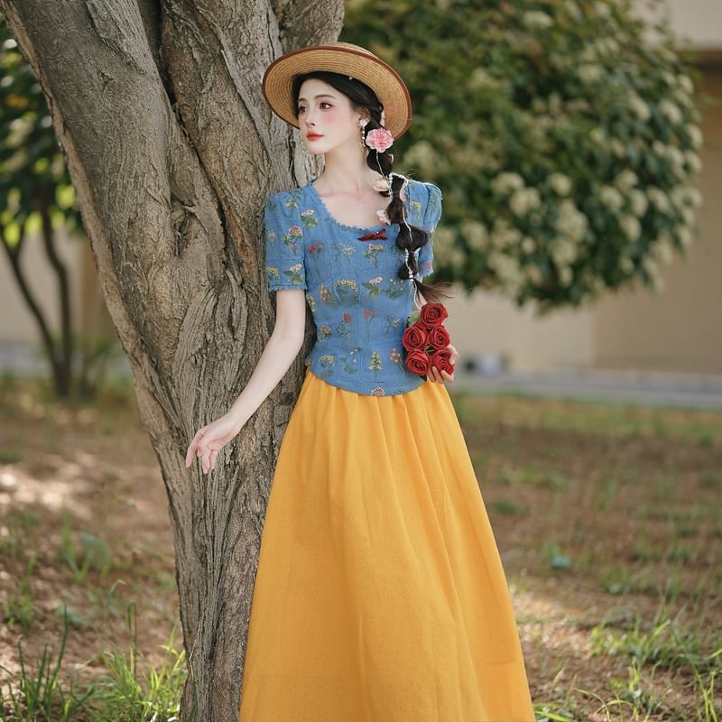 Short-Sleeve Square-Neck Floral Print Blouse / High Waist Plain Midi A-Line Skirt / Set